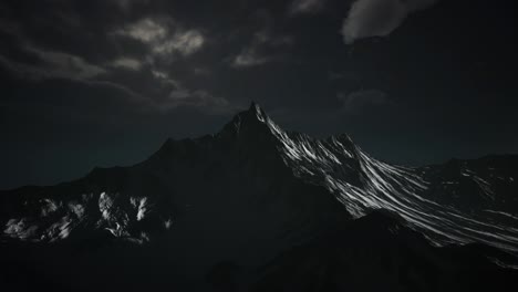 Berge-Am-Abend-Bewölkter-Himmel